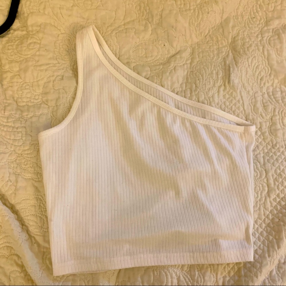 White ribbed one shoulder crop top!